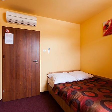 Hotel Paola Кутно Екстериор снимка