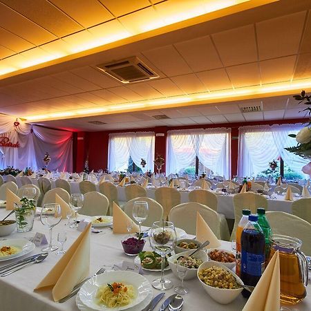 Hotel Paola Кутно Екстериор снимка