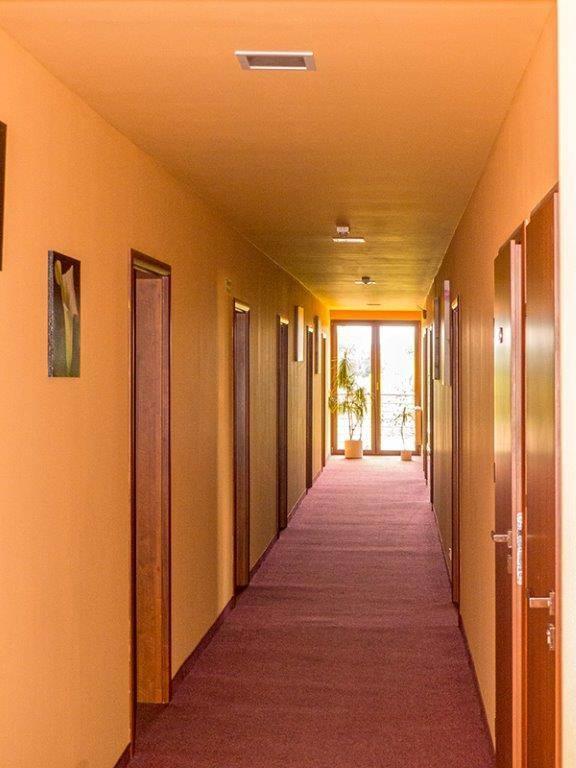 Hotel Paola Кутно Екстериор снимка