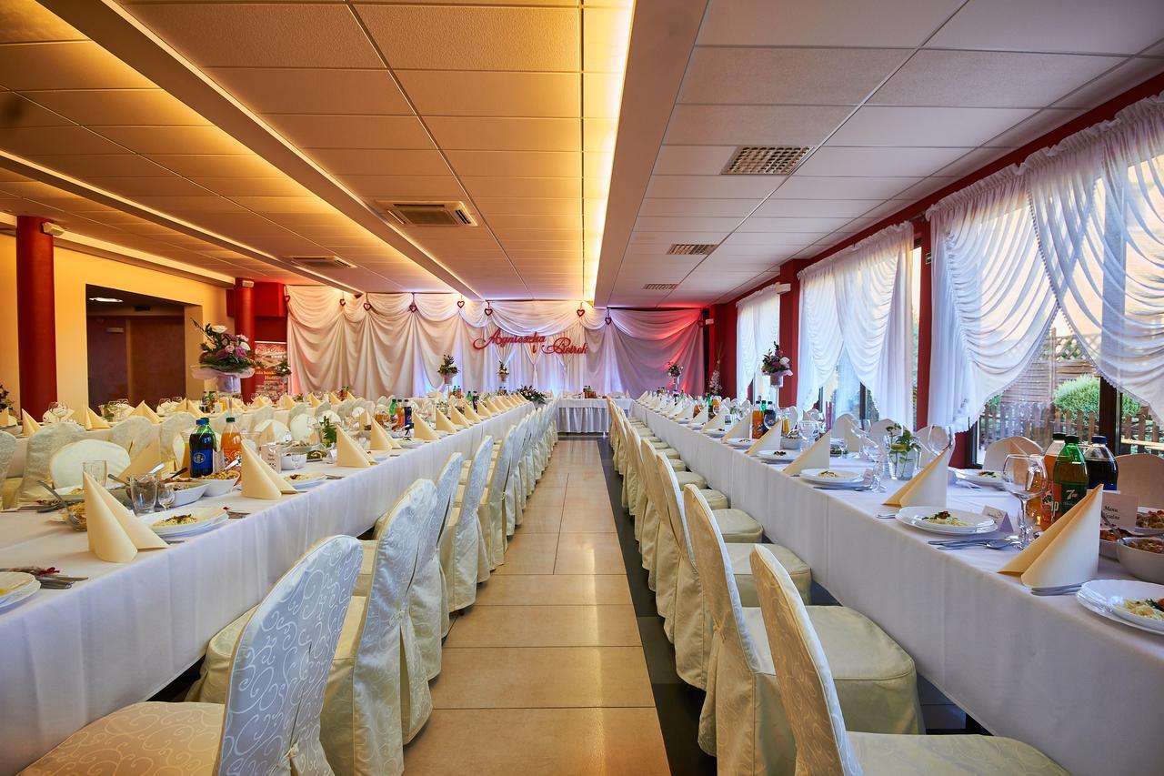 Hotel Paola Кутно Екстериор снимка