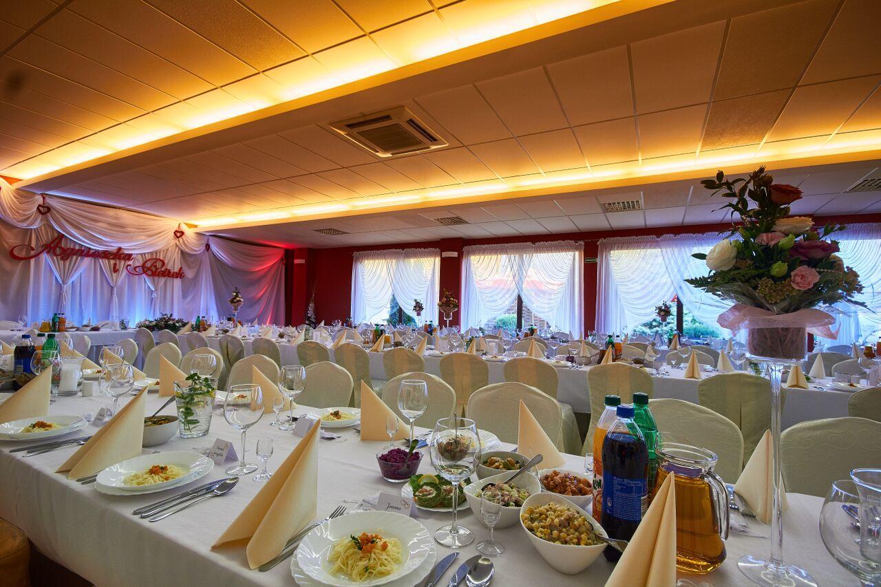 Hotel Paola Кутно Екстериор снимка