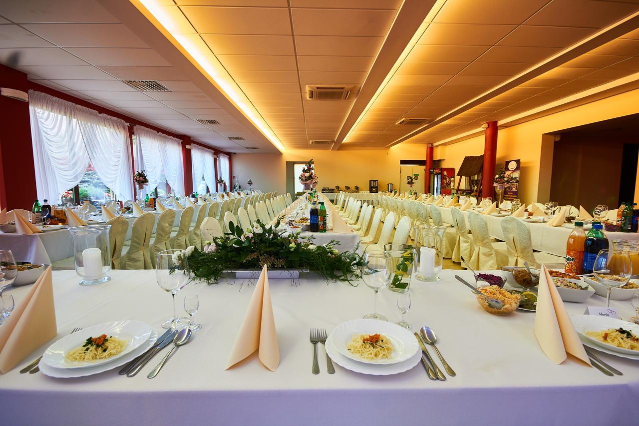 Hotel Paola Кутно Екстериор снимка