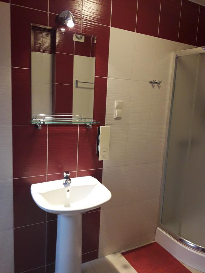 Hotel Paola Кутно Екстериор снимка
