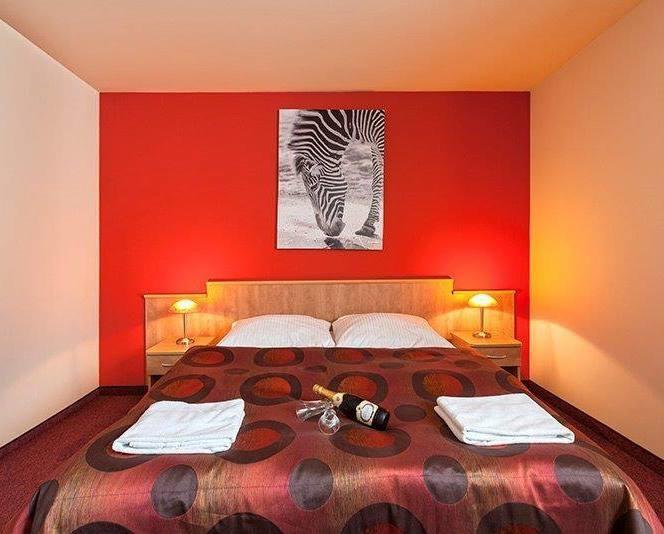 Hotel Paola Кутно Екстериор снимка