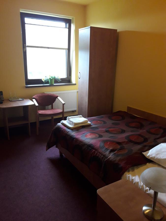 Hotel Paola Кутно Екстериор снимка